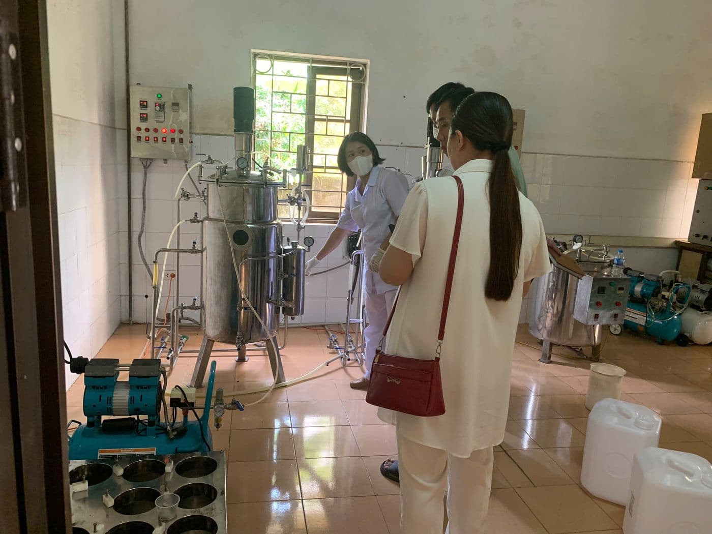 Tham quan, tìm hiểu hệ thống thiết bị lên men vi sinh trong đợt đào tạo tại Hà Nội