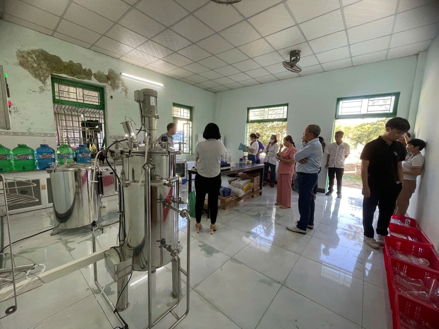 Đào tạo kỹ thuật tại phòng thí nghiệm vi sinh ở Quảng Nam, bên hệ thống lên men