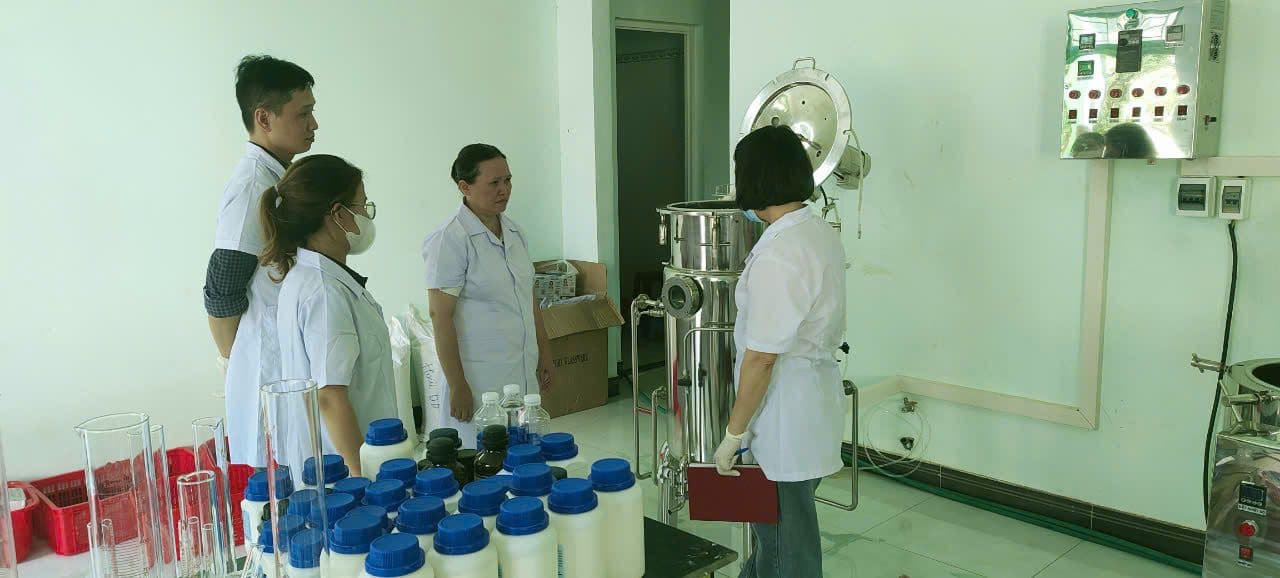 Cán bộ kỹ thuật thực hành nuôi cấy vi sinh vật trong phòng thí nghiệm