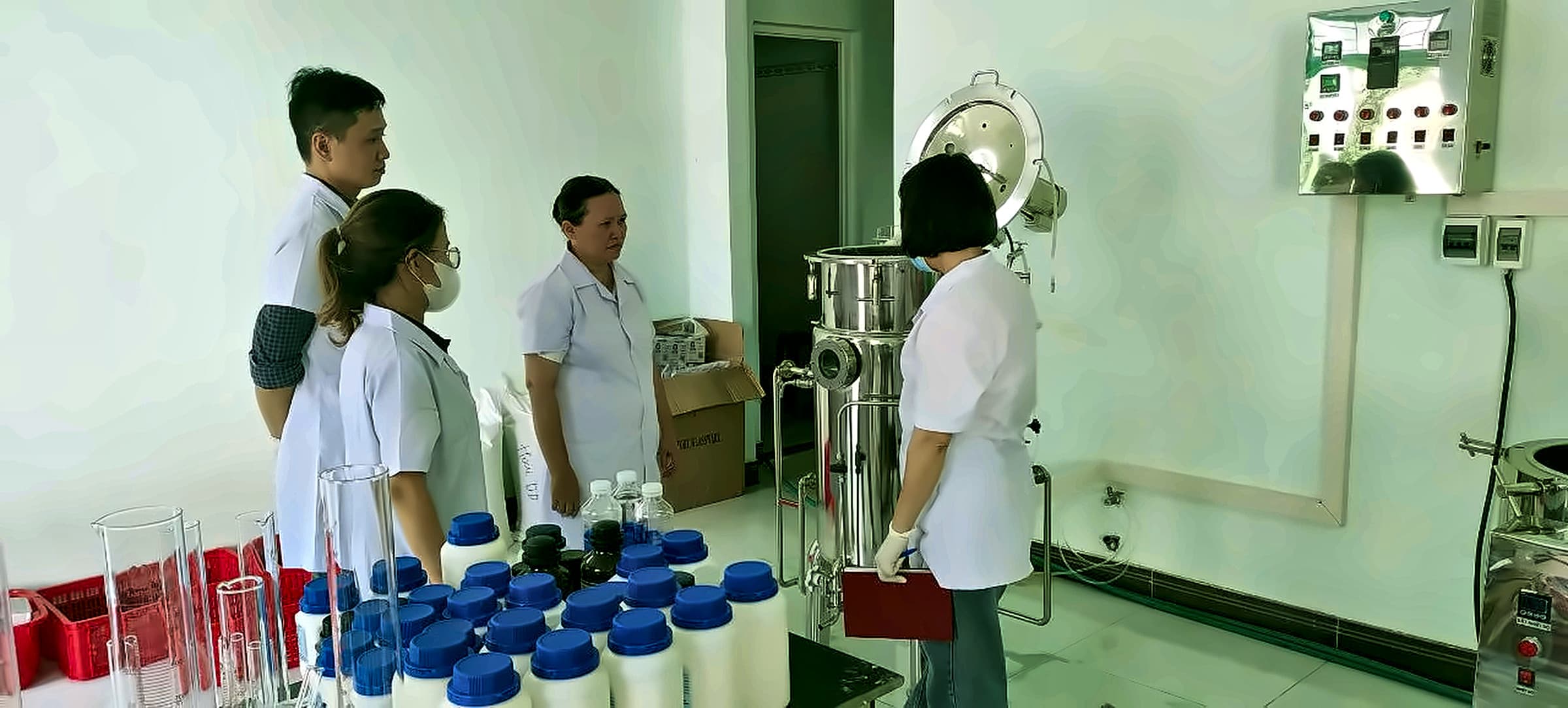 Cán bộ kỹ thuật thực hành nuôi cấy vi sinh vật trong phòng thí nghiệm
