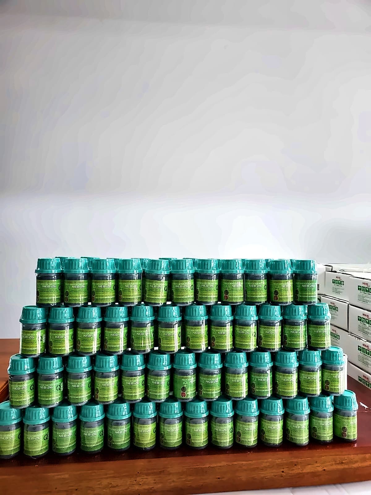 Các chai NEB-26 Hoa Kỳ xếp chồng